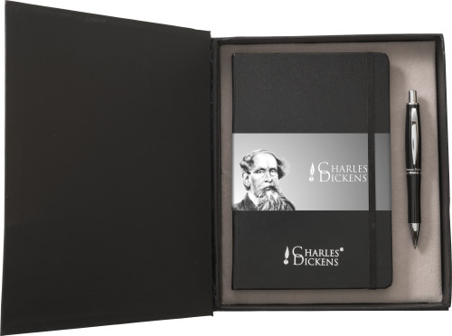 Das Charles Dickens Schreibset besteht aus einem Notizbuch und Kugelschreiber aus Kunststoff mit Metallclip, verpackt in einer schwarzen Geschenkbox. - Bild vergrößern